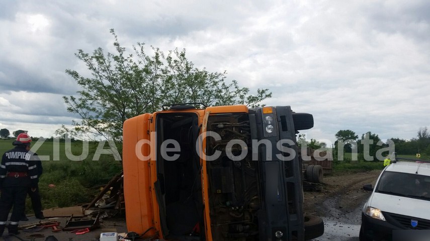 un tir s a rasturnat in zona tasaul spre tulcea 593715 un tir s a rasturnat in zona tasaul spre tulcea 593715