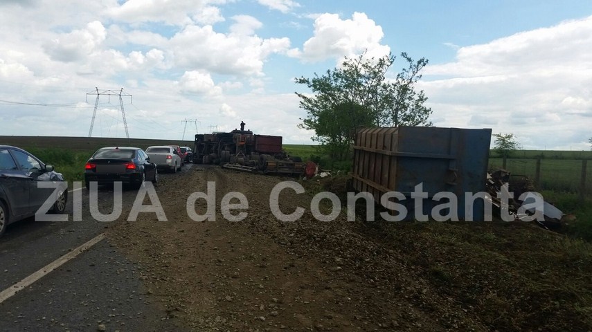 un tir s a rasturnat in zona tasaul spre tulcea 593715 un tir s a rasturnat in zona tasaul spre tulcea 593715