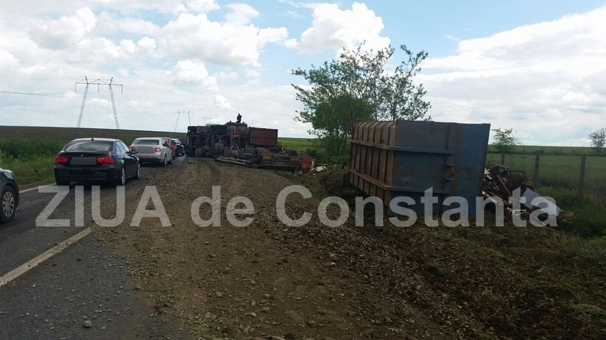 un tir s a rasturnat in zona tasaul spre tulcea 593715 un tir s a rasturnat in zona tasaul spre tulcea 593715