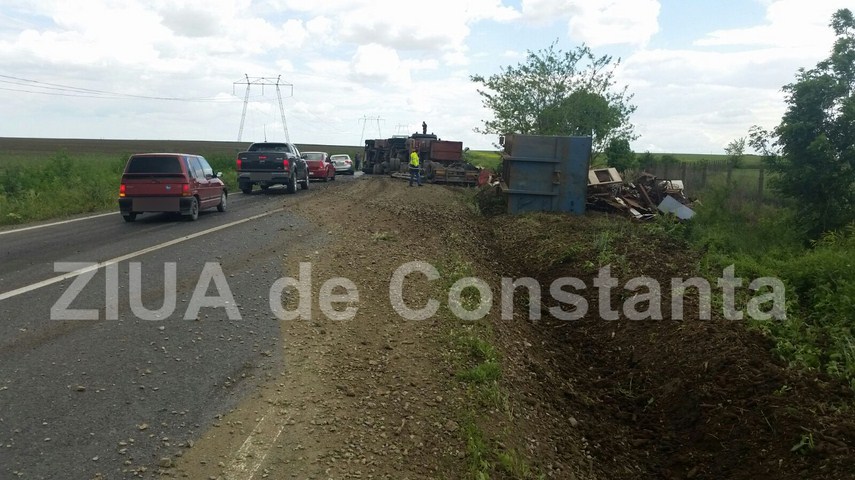 un tir s a rasturnat in zona tasaul spre tulcea 593715 un tir s a rasturnat in zona tasaul spre tulcea 593715