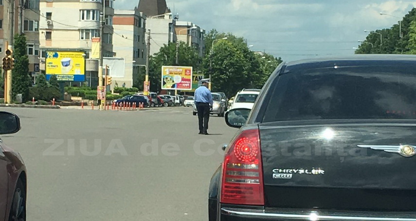 atentie soferi semafoarele de la dacia au picat in zona circulatia este dirijata de politistii rutieri atentie soferi semafoarele de la dacia au picat in zona circulatia este dirijata de politistii rutieri