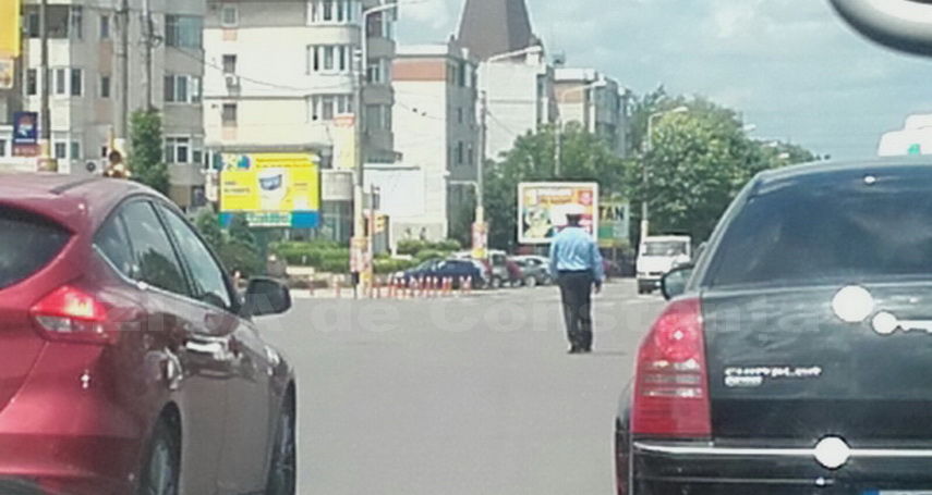 atentie soferi semafoarele de la dacia au picat in zona circulatia este dirijata de politistii rutieri atentie soferi semafoarele de la dacia au picat in zona circulatia este dirijata de politistii rutieri