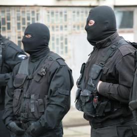 Percheziţii la persoane bănuite de trafic de minori şi proxenetism