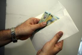 Contabilul unei firme, reținut de procurorii DNA pentru dare de mită