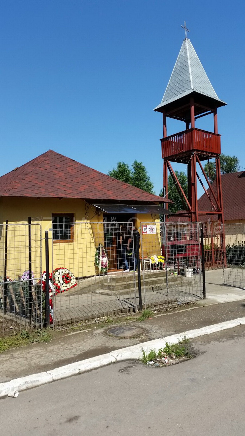 flori coroane lumanari si multa tristete pentru adriana farcas sangele crimei a fost curatat de pe asfalt flori coroane lumanari si multa tristete pentru adriana farcas sangele crimei a fost curatat de pe asfalt