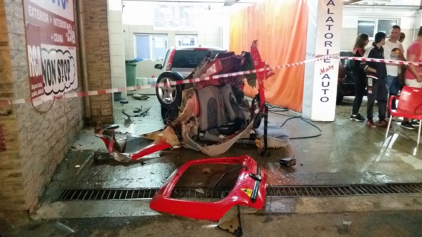 accident cu victime pe aurel vlaicu una dintre masini rupta in doua galerie foto 595359 accident cu victime pe aurel vlaicu una dintre masini rupta in doua galerie foto 595359