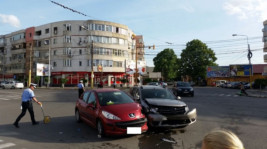 accident la intersectia dintre bulevardul tomis cu strada ion ratiu 595552 accident la intersectia dintre bulevardul tomis cu strada ion ratiu 595552