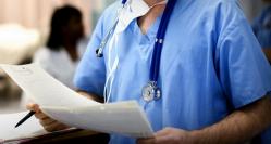 Un medic, un infirmier şi trei asistente sunt cercetaţi pentru luare de mită şi abuz în serviciu