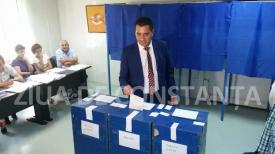 Chiru a mers la vot alături de soţie şi doi dintre copii (galerie foto+video)     