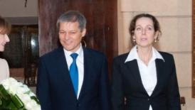 Premierul Dacian Cioloş a mers la vot însoţit de soţie