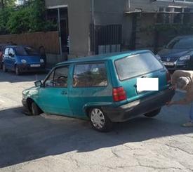 Un tulcean a căzut cu maşina într-o groapă din şosea! (galerie foto)