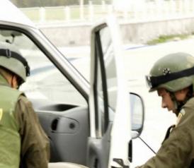 După ce a declanşat o alertă cu bombă, bărbatul a reuşit să-i lase mască pe poliţişti