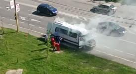 UPDATE. Arde un microbuz cu călători! (video)  