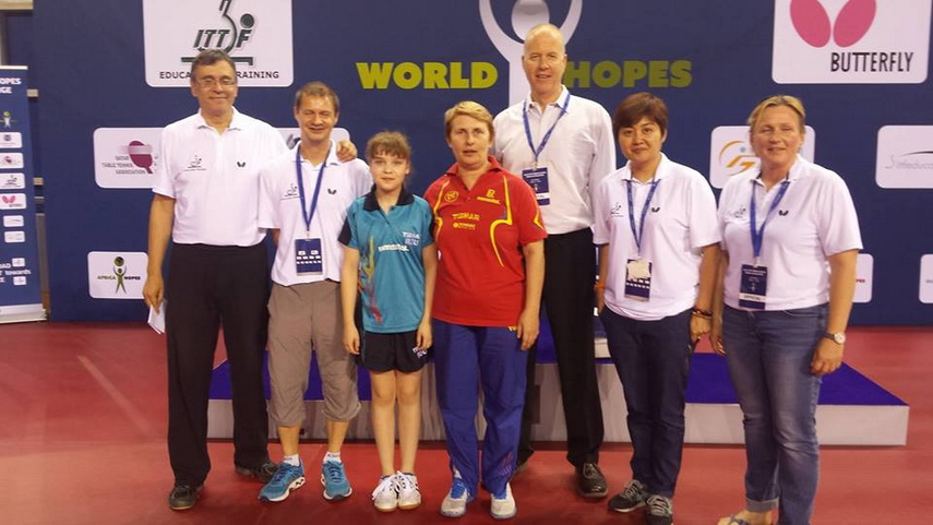 elena zaharia fetita cu vointa de fier de la tenis de masa cu clamute si nasturasi la medalia de aur elena zaharia fetita cu vointa de fier de la tenis de masa cu clamute si nasturasi la medalia de aur
