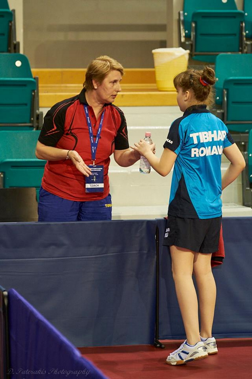 elena zaharia fetita cu vointa de fier de la tenis de masa cu clamute si nasturasi la medalia de aur elena zaharia fetita cu vointa de fier de la tenis de masa cu clamute si nasturasi la medalia de aur