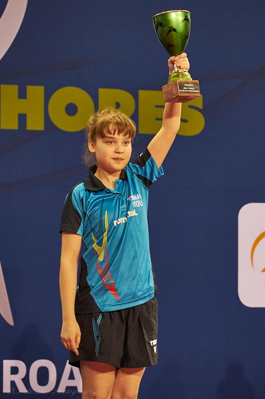 elena zaharia fetita cu vointa de fier de la tenis de masa cu clamute si nasturasi la medalia de aur elena zaharia fetita cu vointa de fier de la tenis de masa cu clamute si nasturasi la medalia de aur