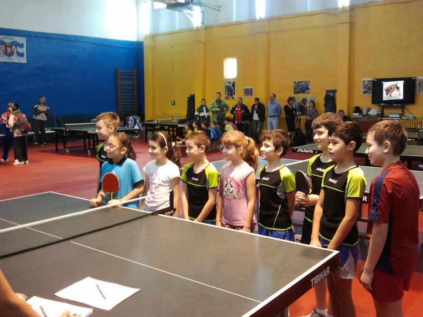 elena zaharia fetita cu vointa de fier de la tenis de masa cu clamute si nasturasi la medalia de aur elena zaharia fetita cu vointa de fier de la tenis de masa cu clamute si nasturasi la medalia de aur