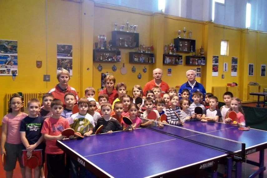 elena zaharia fetita cu vointa de fier de la tenis de masa cu clamute si nasturasi la medalia de aur elena zaharia fetita cu vointa de fier de la tenis de masa cu clamute si nasturasi la medalia de aur