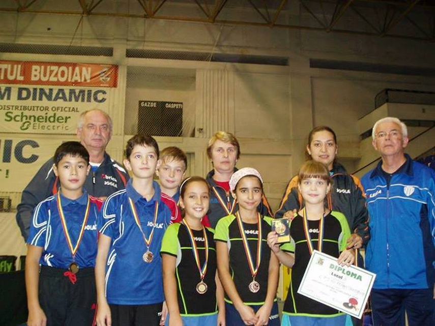 elena zaharia fetita cu vointa de fier de la tenis de masa cu clamute si nasturasi la medalia de aur elena zaharia fetita cu vointa de fier de la tenis de masa cu clamute si nasturasi la medalia de aur