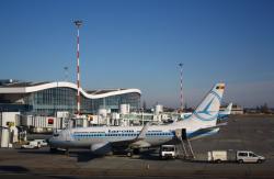 Zeci de oameni nu au fost controlați pe aeroportul Otopeni. Alţii au fost blocaţi în aeroport!