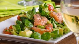 ecuisine.ro  Salata cu somon, avocado și castravete