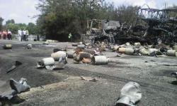 Fotoreportaj. Imaginile unui dezastru! Sute de butelii explodate, oameni speriaţi, flăcări, pompieri... (video) 