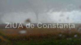 Fenomene meteo periculoase au revenit în judeţul Tulcea. Mai multe tornade au brăzdat cerul deasupra localităţii Baia (galerie toto+video)
