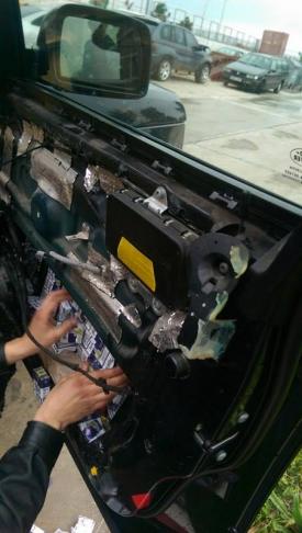 19.000 bucăţi de ţigarete de contrabandă, descoperite în portierele unei mașini