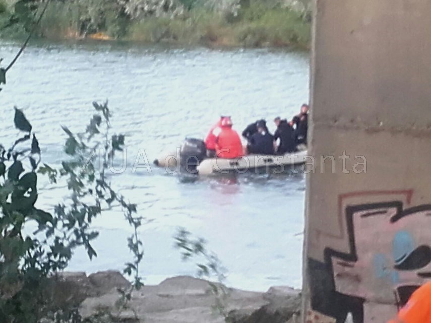 actiune contracronometru scafandrii si smurd se indreapta spre navodari o persoana inecata 597317 actiune contracronometru scafandrii si smurd se indreapta spre navodari o persoana inecata 597317