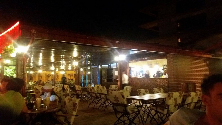 restaurantul grill house localul unde gratarul cu carbune este expus in fata clientilor galerie foto restaurantul grill house localul unde gratarul cu carbune este expus in fata clientilor galerie foto