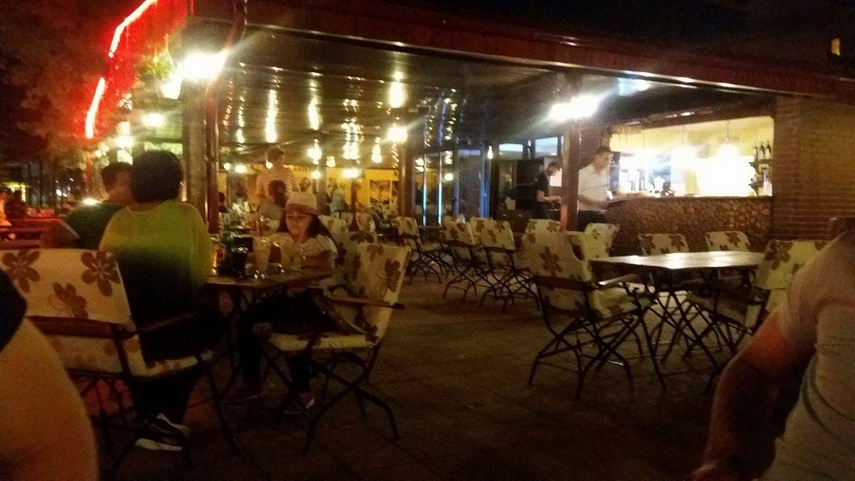 restaurantul grill house localul unde gratarul cu carbune este expus in fata clientilor galerie foto restaurantul grill house localul unde gratarul cu carbune este expus in fata clientilor galerie foto