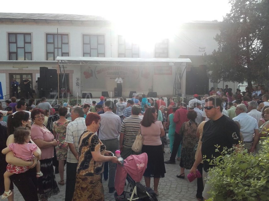 tulcenii petrec la sarbatoarea cireselor cu maria dragomiroiu galerie foto 597503 tulcenii petrec la sarbatoarea cireselor cu maria dragomiroiu galerie foto 597503