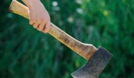 Un bărbat şi-a atacat proprii copii cu toporul și a dat foc la casă!