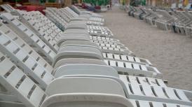 „Nu trebuie să fim obligați să umplem buzunarele celor ce dețin șezlonguri“ Petiție online pentru plaje gratuite în Mamaia și Eforie 