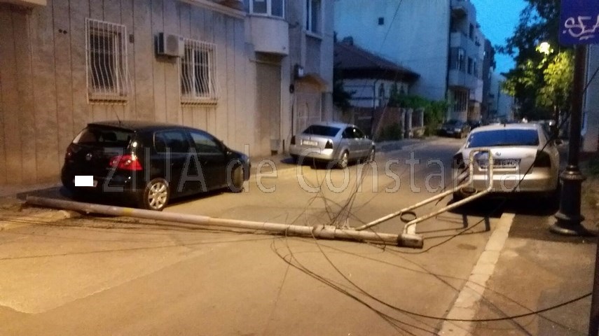 un stalp de electricitate a cazut in constanta doua masini avariate 597720 un stalp de electricitate a cazut in constanta doua masini avariate 597720