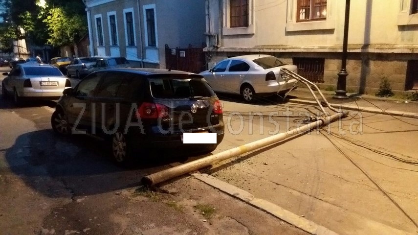 un stalp de electricitate a cazut in constanta doua masini avariate 597720 un stalp de electricitate a cazut in constanta doua masini avariate 597720