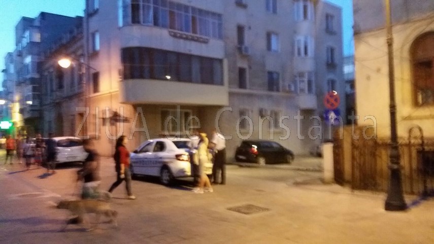 un stalp de electricitate a cazut in constanta doua masini avariate 597720 un stalp de electricitate a cazut in constanta doua masini avariate 597720