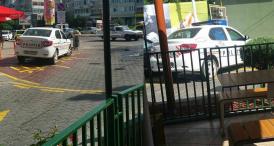 UPDATE. Şoferul a intrat în colimatorul şefilor O maşină de poliţie a ocupat trei locuri de parcare în zona Delfinariu 