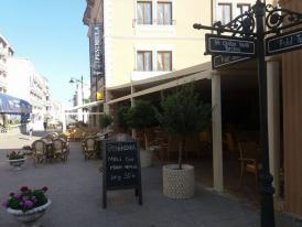 Funcţionează pe aceeaşi societate ca şi Cin-Cin La restaurantul Peninsula ai parte de un desert bun şi de preţuri ridicate (galerie foto)