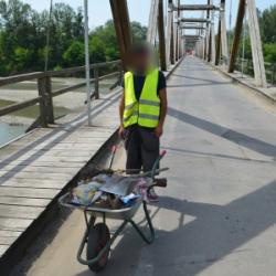 Un angajat al unei firme de salubrizare a fost prins cu țigări ascunse… sub gunoiul menajer