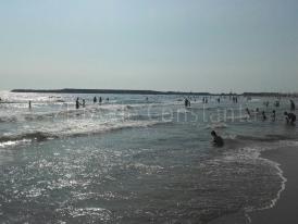 Pe plaja Modern, oamenii și-au dat întâlnire cu soarele și marea. Lucruri știute sau neștiute despre statul la soare (galerie foto)