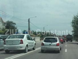 Trafic de coşmar în Valu lui Traian. Un poliţist a depăşit fără să ţină cont de liniile continue... (galerie foto) 