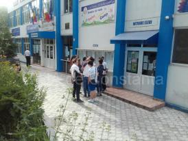 Telefonul, bată-l vina. O elevă a fost eliminată astăzi de la prima probă a examenului de Evaluare Naţională
