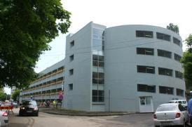 Rampele de urcare – coborâre închid mai mereu parcarea etajată de la Spitalul Judeţean