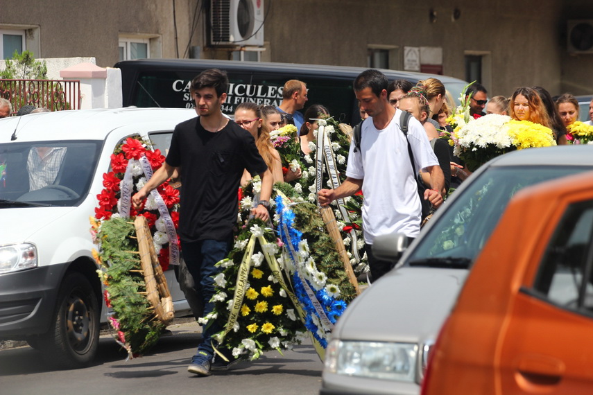 multe lacrimi s au varsat si se vor varsa pentru ea georgiana voineagu condusa pe ultimul drum de zeci multe lacrimi s au varsat si se vor varsa pentru ea georgiana voineagu condusa pe ultimul drum de zeci