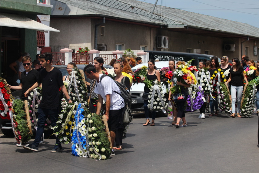 multe lacrimi s au varsat si se vor varsa pentru ea georgiana voineagu condusa pe ultimul drum de zeci multe lacrimi s au varsat si se vor varsa pentru ea georgiana voineagu condusa pe ultimul drum de zeci