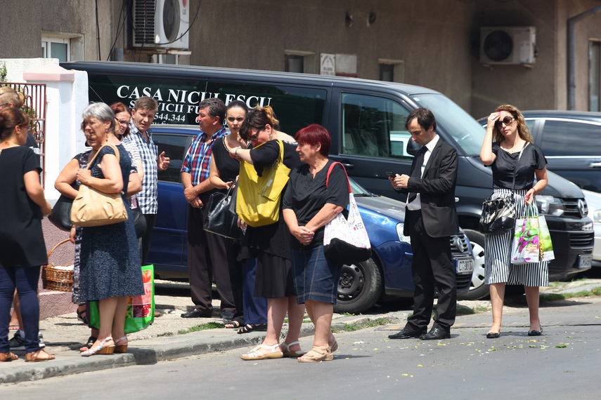 multe lacrimi s au varsat si se vor varsa pentru ea georgiana voineagu condusa pe ultimul drum de zeci multe lacrimi s au varsat si se vor varsa pentru ea georgiana voineagu condusa pe ultimul drum de zeci