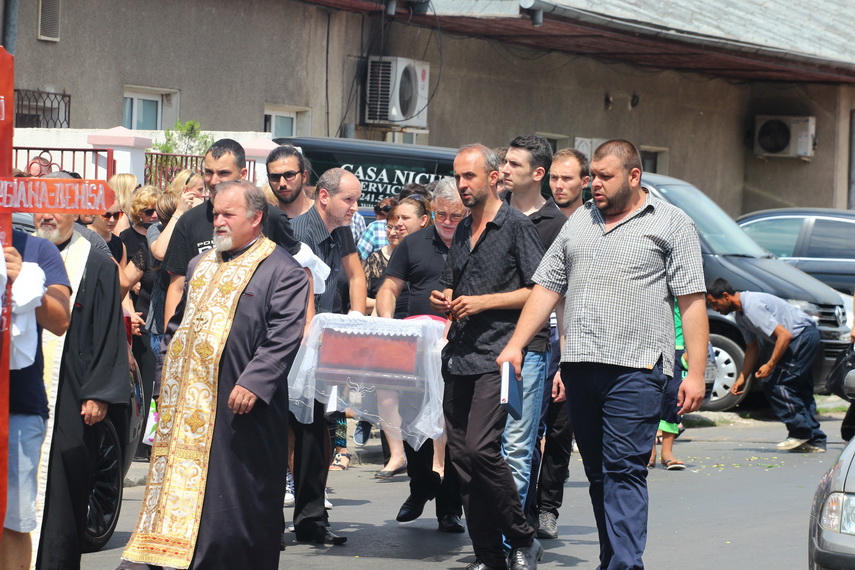 multe lacrimi s au varsat si se vor varsa pentru ea georgiana voineagu condusa pe ultimul drum de zeci multe lacrimi s au varsat si se vor varsa pentru ea georgiana voineagu condusa pe ultimul drum de zeci