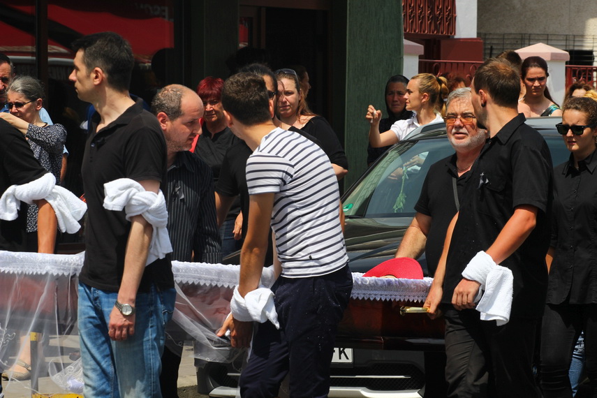 multe lacrimi s au varsat si se vor varsa pentru ea georgiana voineagu condusa pe ultimul drum de zeci multe lacrimi s au varsat si se vor varsa pentru ea georgiana voineagu condusa pe ultimul drum de zeci