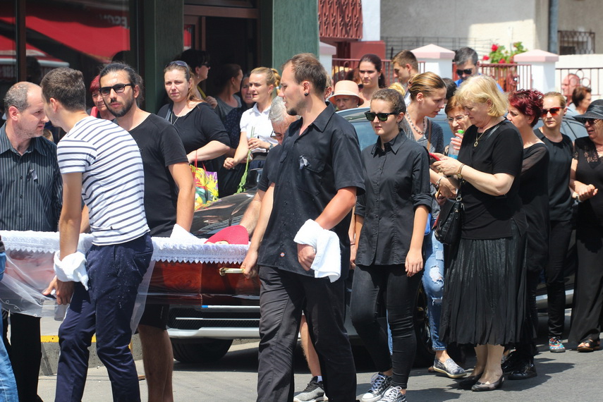 multe lacrimi s au varsat si se vor varsa pentru ea georgiana voineagu condusa pe ultimul drum de zeci multe lacrimi s au varsat si se vor varsa pentru ea georgiana voineagu condusa pe ultimul drum de zeci